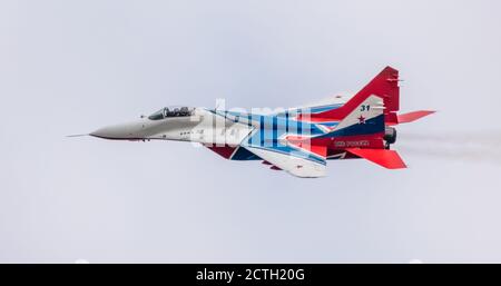 Barnaul, Russia - 19 settembre 2020: Un primo piano di Strizhi MIG-29 caccia jet esecuzione acrobazie durante un aerostshow. Foto Stock