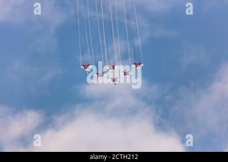 Barnaul, Russia - 19 settembre 2020: Un tiro a bassa angolazione dello squadrone da combattimento Strizhi MIG-29 che esegue acrobazie durante un aerostshow. Blu cielo nuvoloso come Foto Stock