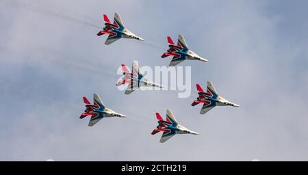 Barnaul, Russia - 19 settembre 2020: Un colpo dello squadrone da combattimento MIG-29 Strizhi che esegue acrobazie durante un aerostshow. Cielo blu nuvoloso come un backgro Foto Stock