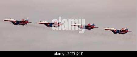 Barnaul, Russia - 19 settembre 2020: Un tiro a bassa angolazione dello squadrone da combattimento Strizhi MIG-29 che esegue acrobazie durante un aerostshow. Foto Stock