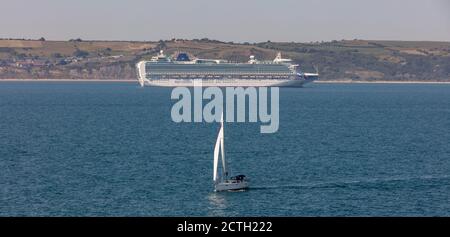 Weymouth Bay, Regno Unito - 25 giugno 2020: Bellissimo scatto panoramico della nave da crociera P&o Ventura ancorata a Weymouth Bay. Barca a vela in movimento nella fo Foto Stock