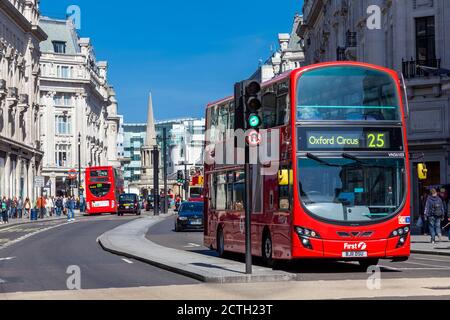 Londra, UK, 1 aprile 2012 : moderno London Routemaster rosso autobus a due piani a New Oxford Street, che è una popolare destinazione turistica Foto Stock