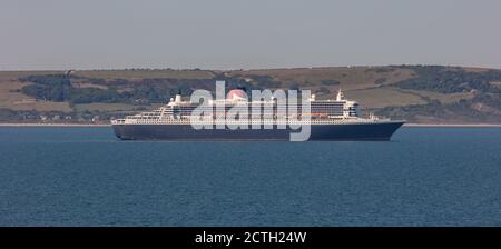 Weymouth Bay, Regno Unito - 25 giugno 2020: Bellissimo scatto panoramico della nave da crociera di Cunard Queen Mary 2 ancorata a Weymouth Bay. Foto Stock