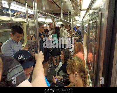Linea ferroviaria trafficata, metropolitana di NYC, New York City, USA Foto Stock