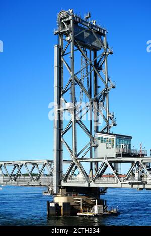 PORTSMOUTH, New Hampshire – 6 AGOSTO 2020- Vista del monumento commemorativo della prima Guerra Mondiale attraverso il fiume Piscataqua tra Portsmouth, New Hampshire e Kitte Foto Stock