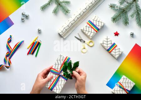 Confezione regalo con arcobaleno nastro LGBT. Isolato su uno sfondo bianco Foto  stock - Alamy