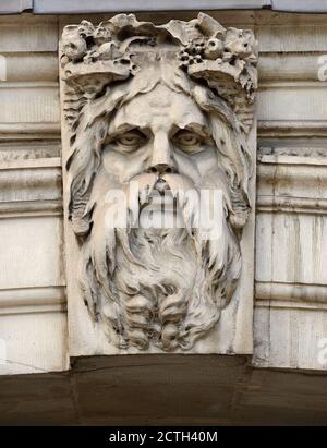 Londra, Inghilterra, Regno Unito. Faccia scolpita del Dio greco del fiume Achelous su una chiave di pietra sull'ala sud della casa di Somerset, Victoria Embankment. Foto Stock