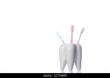 spazzolino lucido a forma di dente isolato su sfondo bianco spazio di copia Foto Stock