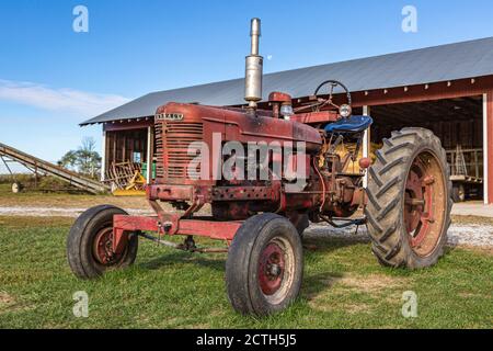 Antico trattore agricolo al museo di storia vivente del Prophetstown state Park Campo di battaglia Indiana Foto Stock