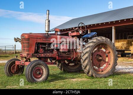 Antico trattore agricolo al museo di storia vivente del Prophetstown state Park Campo di battaglia Indiana Foto Stock