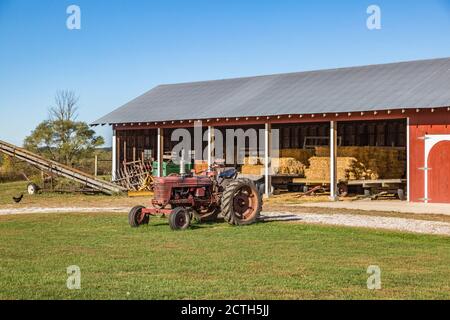 Antico trattore agricolo al museo di storia vivente del Prophetstown state Park Campo di battaglia Indiana Foto Stock