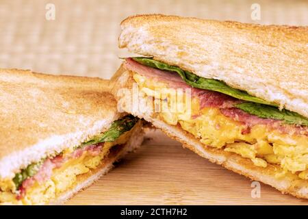 Una deliziosa colazione a base di uova strapazzate e pane tostato con pancetta e spazio per la copia Foto Stock