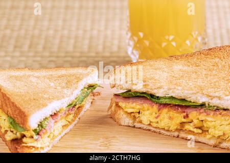 Una deliziosa colazione a base di uova strapazzate e pane tostato con pancetta e spazio per la copia Foto Stock