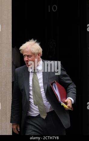 Londra, Regno Unito. 23 Settembre 2020. Il primo ministro britannico Boris Johnson lascia 10 Downing Street per partecipare alle domande del primo ministro alla Camera dei Comuni, a Londra, Gran Bretagna, il 23 settembre 2020. Il controverso progetto di legge sul mercato interno di Johnson, relativo alla Brexit, ha completato la prima fase martedì del suo viaggio verso la legalità. Credit: Xinhua/Alamy Live News Foto Stock
