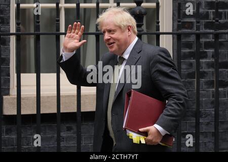 Londra, Regno Unito. 23 Settembre 2020. Il primo ministro britannico Boris Johnson lascia 10 Downing Street per partecipare alle domande del primo ministro alla Camera dei Comuni, a Londra, Gran Bretagna, il 23 settembre 2020. Il controverso progetto di legge sul mercato interno di Johnson, relativo alla Brexit, ha completato la prima fase martedì del suo viaggio verso la legalità. Credit: Xinhua/Alamy Live News Foto Stock