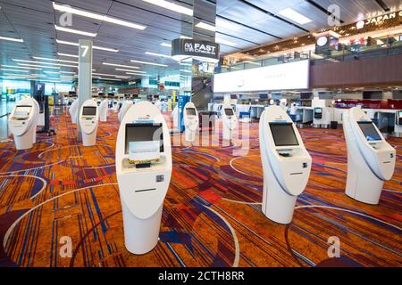 I chioschi automatici per il check-in sono chiusi a causa del massiccio declino dei passeggeri che volano fuori dal paese durante la crisi pandemica del Covid 19. Foto Stock