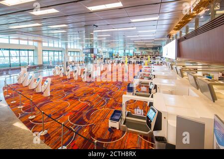 L'ampia vista della sala di check-in dell'automazione è vuota e chiusa a causa della pandemia globale, il Terminal 1 dell'aeroporto di Changi, Singapore. Foto Stock