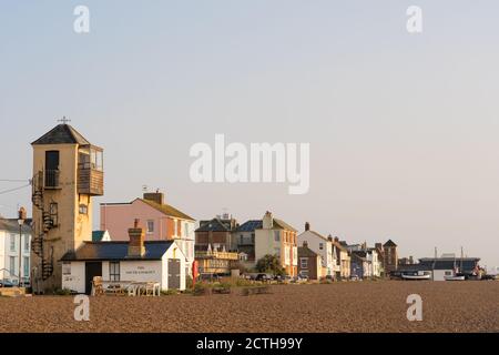 Gli edifici che si affacciano sulla spiaggia di Aldeburgh includono la torre South Lookout. Aldeburgh, Suffolk. REGNO UNITO. Foto Stock