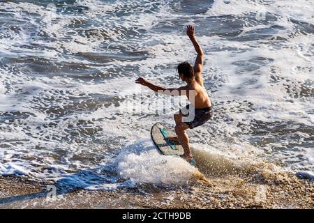 Malibu, California, Stati Uniti. 15 marzo 2019. Un surfer cavalca le onde alla spiaggia in Malibu Credit: Ronen Tivony/SOPA Images/ZUMA Wire/Alamy Live News Foto Stock