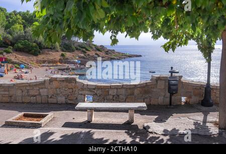 Marina San Gregorio, con i suoi fondali incontaminati e la costa rocciosa, offre una splendida vista lungo la costa salentina, Puglia.(Italia). Foto Stock