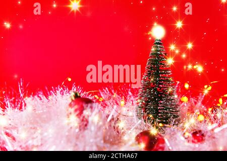 Decorazioni natalizie su sfondo rosso. Un banner di congratulazioni. Foto Stock