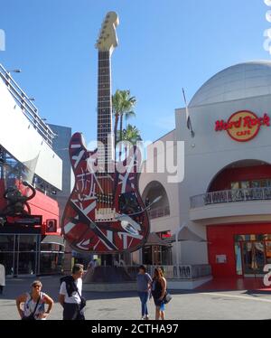 Hard Rock Cafe con un'enorme chitarra Eddie Van Halen davanti, Universal Citywalk Hollywood, California, Stati Uniti Foto Stock