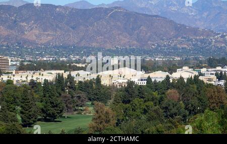 Una vista della posizione dei Warner Bros Studios con le colline di Hollywood sullo sfondo, Burbank, California, Stati Uniti Foto Stock