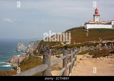 Cabo da Roca, Portogallo. - 11 settembre 2020: Famoso punto di interesse, il più occidentale del continente europeo. Uno dei fari più famosi Foto Stock