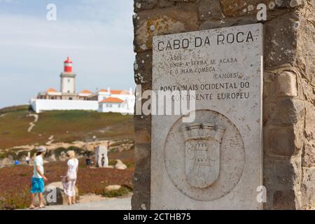 Cabo da Roca, Portogallo. - 11 settembre 2020: Famoso punto di interesse, il più occidentale del continente europeo. Uno dei fari più famosi Foto Stock