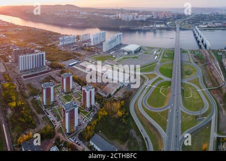 Vista dall'alto della città serale di Krasnoyarsk. Nella macchina fotografica del drone, sobborghi della città, un nuovo quartiere nei sobborghi con nuovi edifici ed edifici Foto Stock