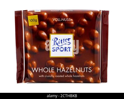 BUCAREST, ROMANIA - 25 MARZO 2016. Ritter Sport Hazelnut interi, barretta di cioccolato al latte con nocciole intere Foto Stock