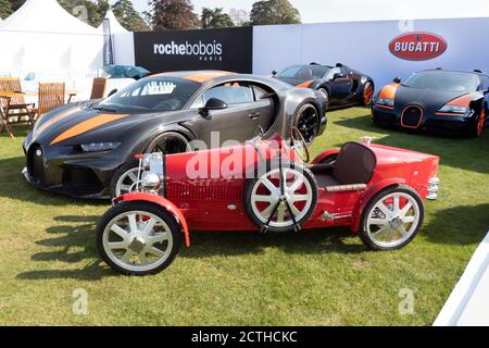 Chillds Bugatti replica sul Bugatti mostra tra cui il 304.77 Mph Bugatti Chiron al Salon Prive 2020 Blenheim Palace Foto Stock