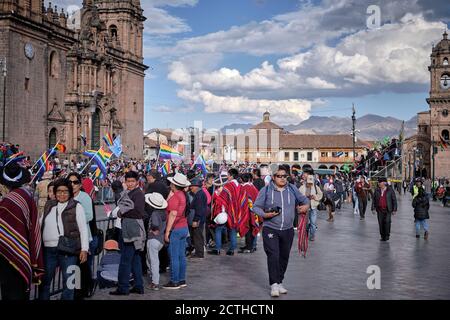 Una folla di spettatori costeggiano il percorso della processione durante la festa del sole degli Inti Raymi'rata sul solstizio invernale, Cusco, Perù Foto Stock