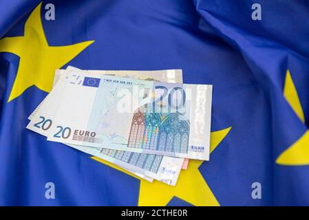 Bandiera dell'Unione europea UE e alcuni soldi in alto, concept picture Foto Stock