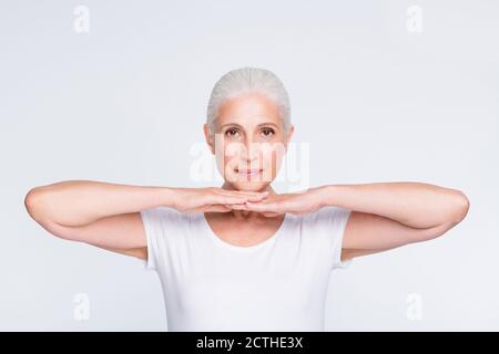 Ritratto di bella bella bella calma pacifica contenuto grigio-capelli signora mostra un complesso di vitamina organica efficace pelle morbida perfetta Foto Stock