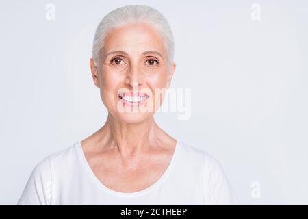 Primo piano ritratto di lei bella-aspetto attraente bella curata allegra cheery felice sano lucentezza grigio-haired donna di mezza età isolato sopra Foto Stock