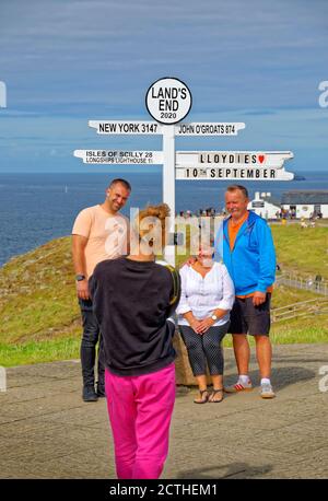 Foto in franchising Mileage post at Land's End, Cornovaglia, Inghilterra. Foto Stock