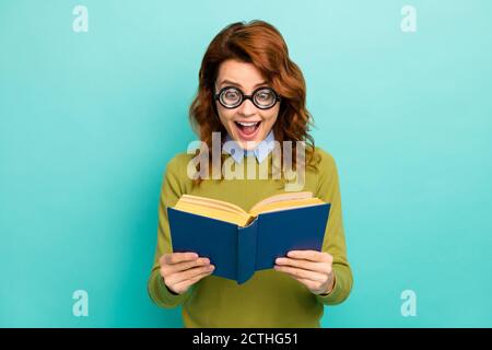 Primo piano ritratto di bella pazzesca allegria allegra e divertente stupito ragazza con capelli ondulati leggere interessante libro isolato luminoso brillante brillante brillare Foto Stock