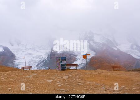 Zermatt, Svizzera - 7 ottobre 2019: Panchine per escursioni e vista sulle montagne dalla stazione di Rotenboden al lago di Riffelsee e al Cervino Foto Stock