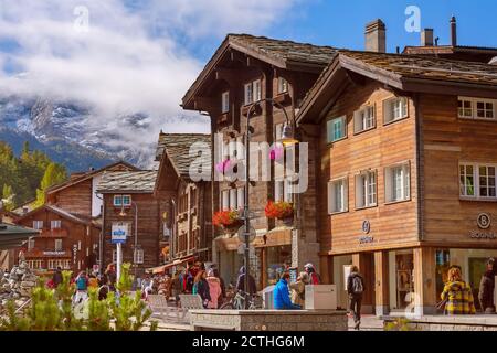 Zermatt, Svizzera - 7 ottobre 2019: Vista sulla strada della città nella famosa località sciistica delle Alpi svizzere, persone Foto Stock