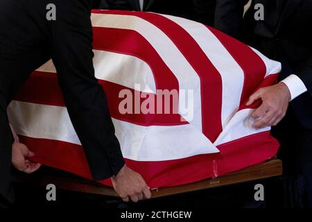 Washington, Stati Uniti. 23 Settembre 2020. I Pallbearers aggiustano la bandiera americana bevuta sopra il casket di giustizia Ruth Bader Ginsburg mentre lo collocano sulla catafalque de Lincoln all'inizio di una cerimonia privata alla Corte suprema a Washington, DC mercoledì 23 settembre 2020. Ginsburg, 87 anni, morì di cancro il 18 settembre. Foto in piscina di Andrew Harnik/UPI Credit: UPI/Alamy Live News Foto Stock