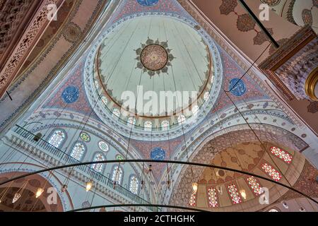 Cupola e soffitto decorazione alla Moschea Beyazit a Istanbul Foto Stock