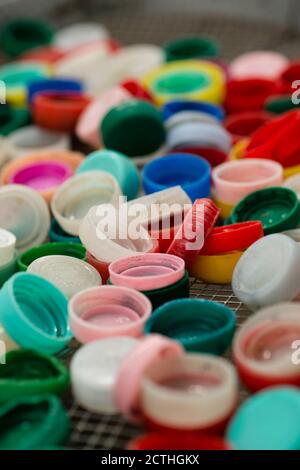 Oggetti in plastica raccolti in spiaggia e selezionati per studi di ricerca sulla conservazione. Foto Stock