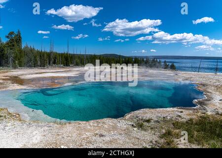 Abyss Pool, West Thumb Geyser Basin Area, Yellowstone National Park Foto Stock