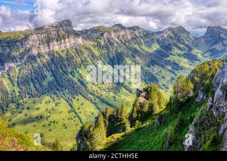 Alcune impressioni estive della famosa regione del Niederhorn nelle Alpi svizzere, HDR Foto Stock