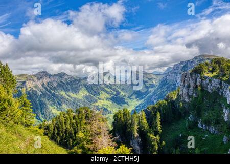 Alcune impressioni estive della famosa regione del Niederhorn nelle Alpi svizzere, HDR Foto Stock