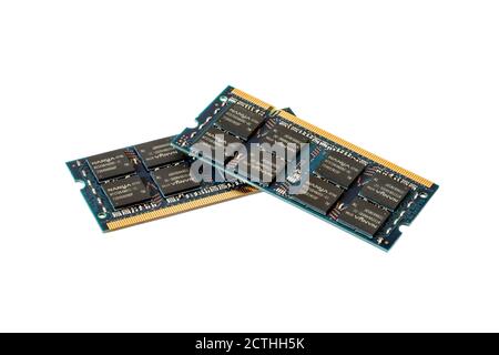 Due chip di memoria RAM del computer isolati su sfondo bianco Foto Stock