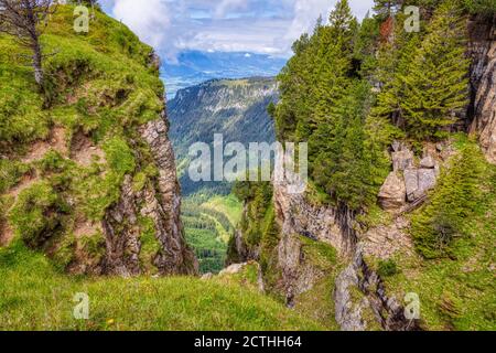 Alcune impressioni estive della famosa regione del Niederhorn nelle Alpi svizzere, HDR Foto Stock