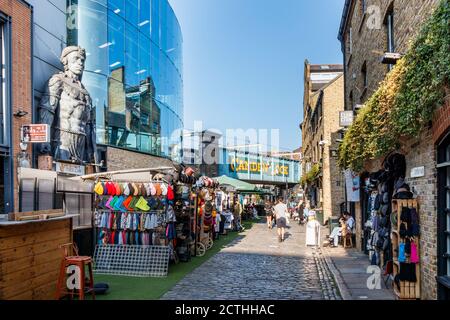 Acquirenti e turisti a Camden Lock Market in un insolitamente caldo tardo-settembre pomeriggio, Londra, Regno Unito Foto Stock