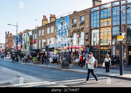 Acquirenti e turisti a Camden High Street by the Lock in un insolitamente caldo tardo-settembre pomeriggio, Londra, Regno Unito Foto Stock